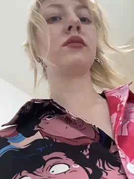 Snapshot of RonnieKiss chatting on November 13, 3:27 am RonnieKiss online show from November 13, 3:27 am