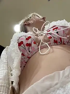 Snapshot of RonnieKiss chatting on November 16, 2:50 am RonnieKiss online show from November 16, 2:50 am