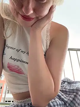 Snapshot of RonnieKiss chatting on December 5, 6:00 am RonnieKiss online show from December 5, 6:00 am