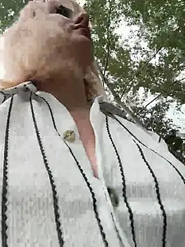 Snapshot of RonnieKiss chatting on July 31, 5:18 am RonnieKiss online show from July 31, 5:18 am