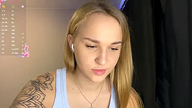 Snapshot of TanekaBoitel chatting on October 4, 10:13 am TanekaBoitel online show from October 4, 10:13 am