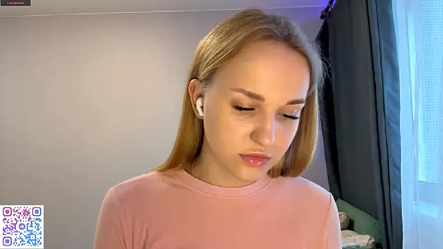 Snapshot of TanekaBoitel chatting on October 31, 11:11 am TanekaBoitel online show from October 31, 11:11 am