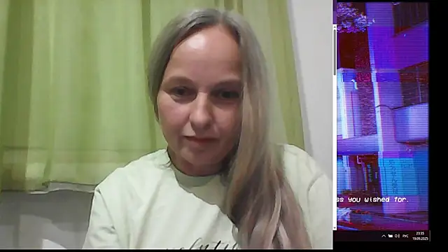 Snapshot of B_i_r_d_i_e chatting on September 19, 8:31 pm B i r d i e online show from September 19, 8:31 pm