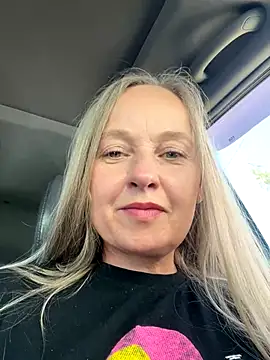 Snapshot of B_i_r_d_i_e chatting on September 22, 12:18 pm B i r d i e online show from September 22, 12:18 pm