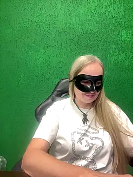 Snapshot of B_i_r_d_i_e chatting on September 26, 11:14 am B i r d i e online show from September 26, 11:14 am