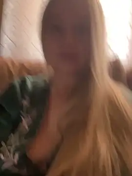 Snapshot of B_i_r_d_i_e chatting on September 28, 11:04 am B i r d i e online show from September 28, 11:04 am