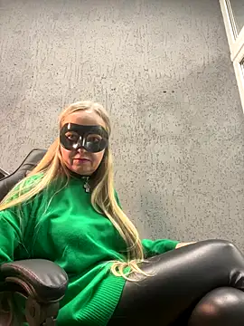 Snapshot of B_i_r_d_i_e chatting on October 2, 9:38 am B i r d i e online show from October 2, 9:38 am