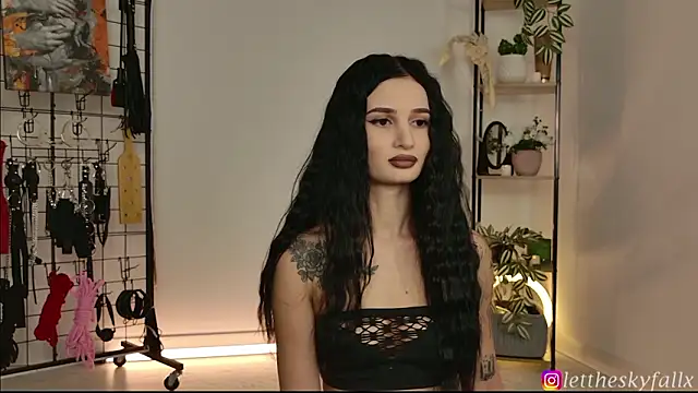 lettheskyfallx online show from March 18, 1:53 am