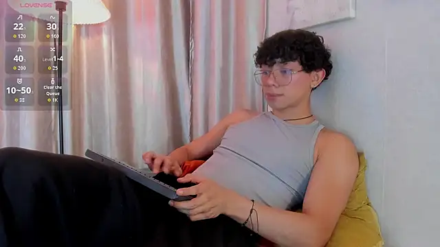 Snapshot of liam_twiink chatting on May 6, 8:03 pm liam twiink online show from May 6, 8:03 pm