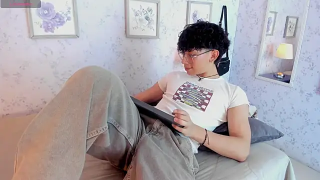 Snapshot of liam_twiink chatting on June 24, 7:57 pm liam twiink online show from June 24, 7:57 pm