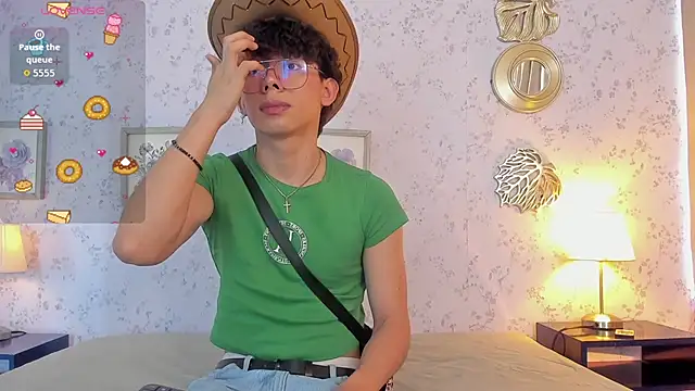 Snapshot of liam_twiink chatting on July 15, 7:19 pm liam twiink online show from July 15, 7:19 pm