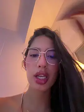 Snapshot of Julieta_Duque chatting on December 16, 5:45 am Julieta Duque online show from December 16, 5:45 am