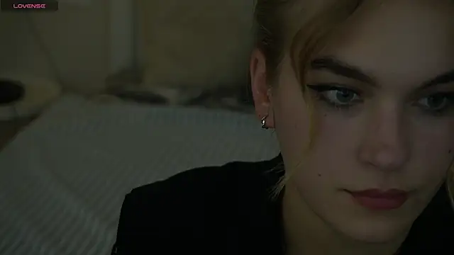 Snapshot of AlinaLiii chatting on November 11, 1:33 pm AlinaLiii online show from November 11, 1:33 pm