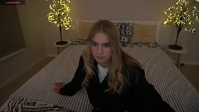 Snapshot of AlinaLiii chatting on November 22, 8:52 pm AlinaLiii online show from November 22, 8:52 pm