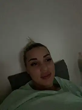 Giullyaxx online show from October 15, 5:02 pm