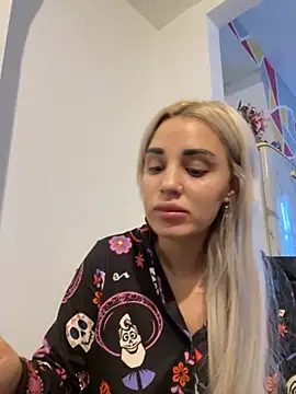 Giullyaxx online show from November 16, 11:05 am