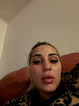 Giullyaxx online show from December 3, 11:03 pm