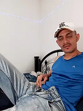 Snapshot of LATINO27CM chatting on October 18, 11:38 pm LATINO27CM online show from October 18, 11:38 pm