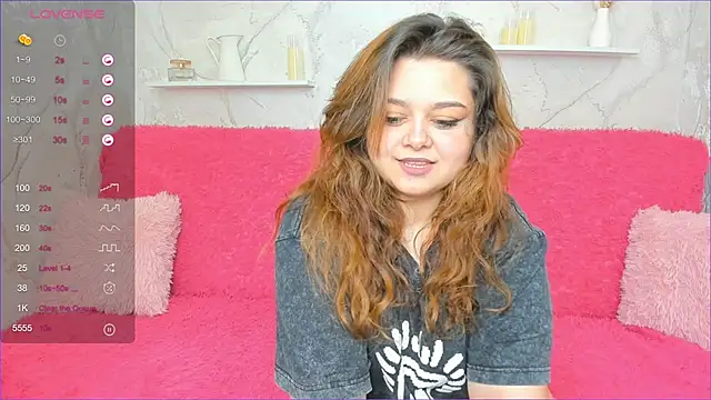 Snapshot of NinelCroft chatting on October 3, 4:20 am NinelCroft online show from October 3, 4:20 am