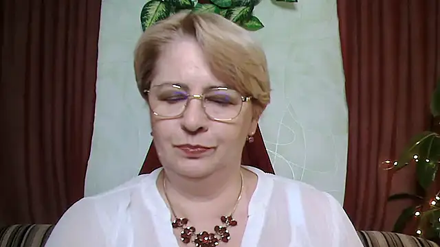 Snapshot of Selena-Velvet chatting on October 3, 12:24 pm Selena-Velvet online show from October 3, 12:24 pm