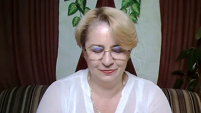 Snapshot of Selena-Velvet chatting on October 18, 1:23 pm Selena-Velvet online show from October 18, 1:23 pm