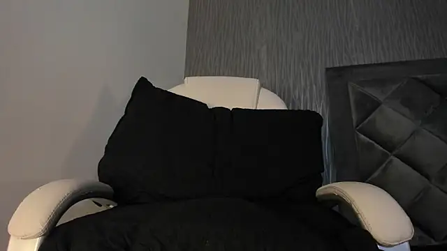 dylan cross  online show from October 20, 11:32 am