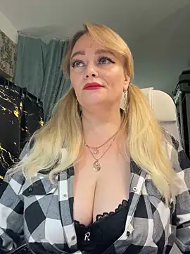 Snapshot of Sweet-blonde chatting on May 18, 10:10 am Sweet-blonde online show from May 18, 10:10 am