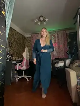 Snapshot of Sweet-blonde chatting on June 3, 9:42 pm Sweet-blonde online show from June 3, 9:42 pm
