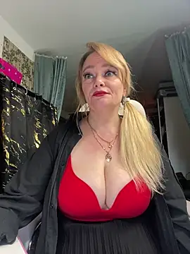 Snapshot of Sweet-blonde chatting on June 4, 10:27 pm Sweet-blonde online show from June 4, 10:27 pm