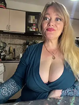 Snapshot of Sweet-blonde chatting on June 6, 11:31 pm Sweet-blonde online show from June 6, 11:31 pm