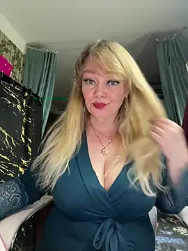 Snapshot of Sweet-blonde chatting on June 13, 10:18 pm Sweet-blonde online show from June 13, 10:18 pm