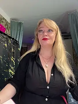Snapshot of Sweet-blonde chatting on June 14, 10:12 pm Sweet-blonde online show from June 14, 10:12 pm