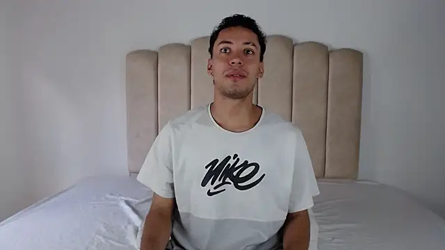 Snapshot of aroncooper1 chatting on November 11, 9:04 pm aroncooper1 online show from November 11, 9:04 pm