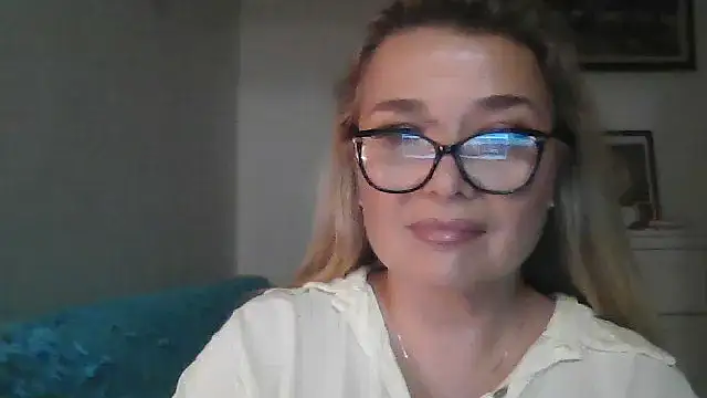 Snapshot of Myrienna chatting on September 29, 5:40 pm Myrienna online show from September 29, 5:40 pm