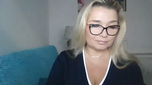 Snapshot of Myrienna chatting on September 30, 7:41 pm Myrienna online show from September 30, 7:41 pm