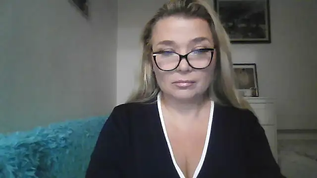 Snapshot of Myrienna chatting on October 2, 8:38 pm Myrienna online show from October 2, 8:38 pm