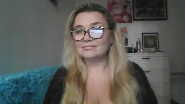 Snapshot of Myrienna chatting on October 3, 10:40 pm Myrienna online show from October 3, 10:40 pm