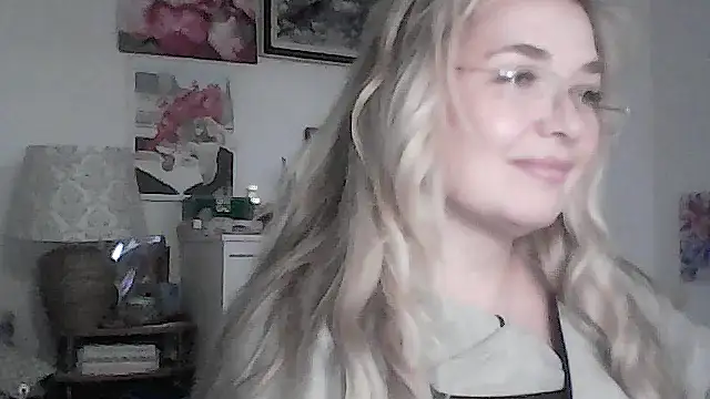 Snapshot of Myrienna chatting on November 23, 9:36 pm Myrienna online show from November 23, 9:36 pm