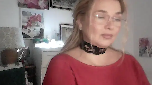 Snapshot of Myrienna chatting on November 24, 8:19 pm Myrienna online show from November 24, 8:19 pm