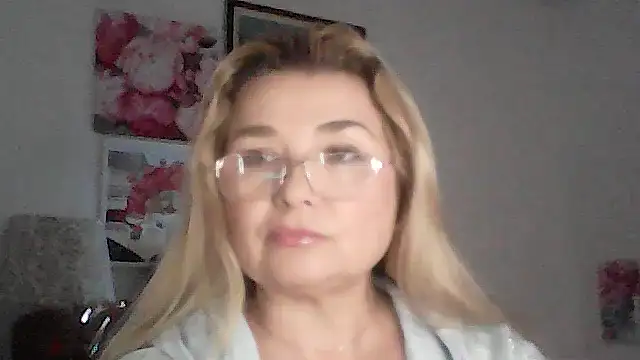 Snapshot of Myrienna chatting on November 26, 11:06 pm Myrienna online show from November 26, 11:06 pm