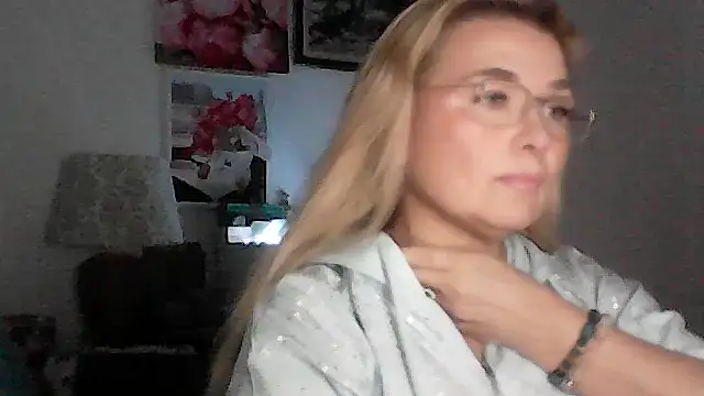 Snapshot of Myrienna chatting on November 28, 3:14 pm Myrienna online show from November 28, 3:14 pm