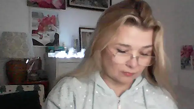 Snapshot of Myrienna chatting on November 30, 6:12 pm Myrienna online show from November 30, 6:12 pm