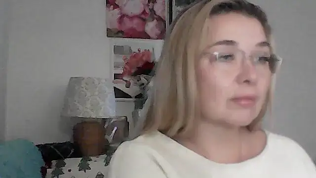 Snapshot of Myrienna chatting on December 16, 10:48 pm Myrienna online show from December 16, 10:48 pm