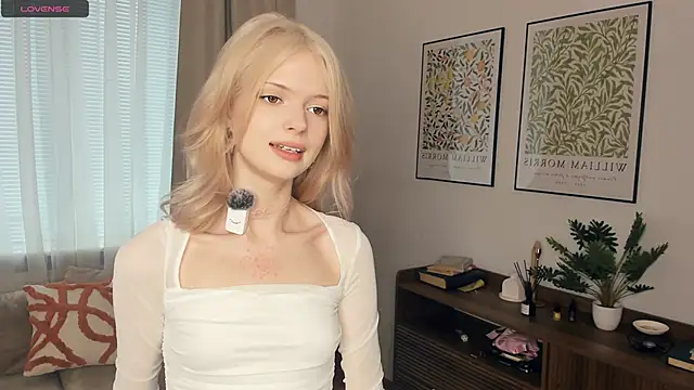 LaureMestler online show from October 17, 8:06 am