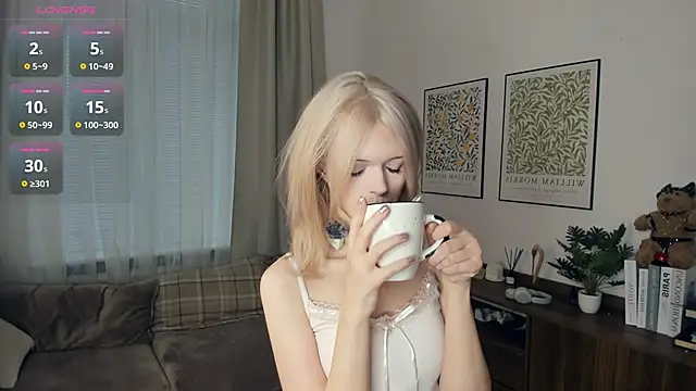 LaureMestler online show from November 22, 8:35 am