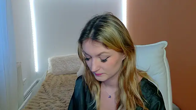 Anaayss  online show from February 3, 6:00 am