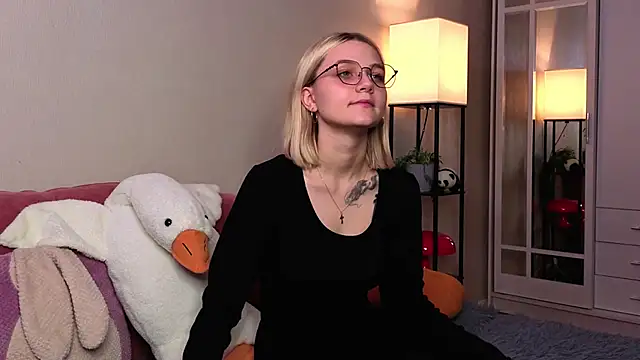 KelleDomin online show from October 25, 7:08 pm