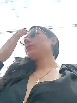 Mia-love-03 online show from October 14, 4:30 pm