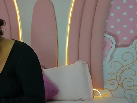 Snapshot of SofiaaBigBoobs chatting on November 14, 12:04 pm SofiaaBigBoobs online show from November 14, 12:04 pm