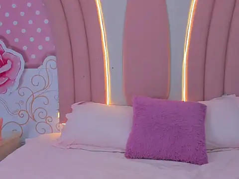 Snapshot of SofiaaBigBoobs chatting on November 22, 12:04 pm SofiaaBigBoobs online show from November 22, 12:04 pm